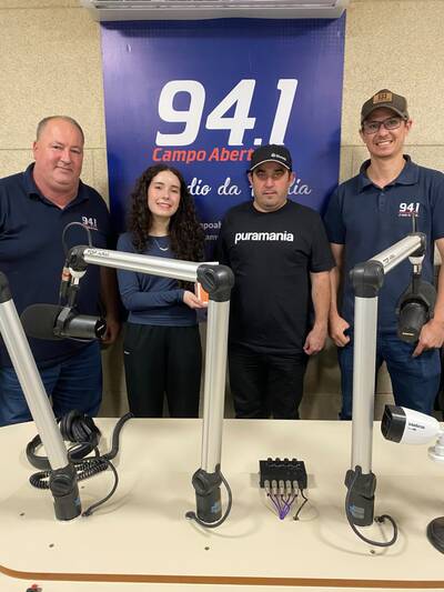 Júlia Bittencourt recebe iPhone 17 Pro da promoção da Campo FM